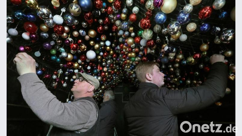 Eigentlich schade – aber die Weihnachtszeit ist an Lichtmess zu Ende gegangen. Wilhelm Koch (links) und einige Helfer haben deshalb jetzt den Kugel-Himmel in der Asphaltkapelle Etsdorf wieder abgenommen. Bild: Wolfgang Steinbacher
