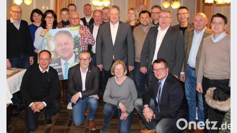 Landrat Richard Reisinger (Mitte stehend) präsentierte gemeinsam mit dem Kreisvorsitzenden Harald Schwartz (stehend, Siebter von links) und dem Bundeswahlkreisvorsitzenden Patrick Fröhlich (kniend, rechts) dem Kreisvorstand die Inhalte und Werbemittel zur Wahl. Bild: exb