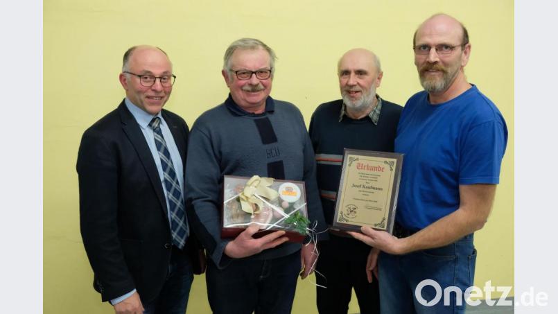 Freudestrahlend nimmt Josef Kaufmann die Urkunde zur Ernennung zum Ehrenvorsitzenden des Kleintierzuchtvereins Speinshart entgegen. Im Bild (von links) Bürgermeister Albert Nickl, Josef Kaufmann, &quot;Vize&quot; Alexander Böhm und Vorsitzenden Thomas Edl . Bild: do