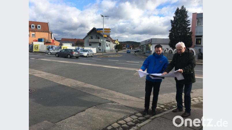 Bauamtsleiter Thomas Prey (links) und der zurzeit amtierende Bürgermeister Kurt Koppmann begutachten die Pläne für die Baumaßnahme auf der Kreuzung Oberviechtacher-/Neunburger Straße. Der Verkehr aus Richtung Diendorf wird ab Montag umgeleitet. . Bild: ihl