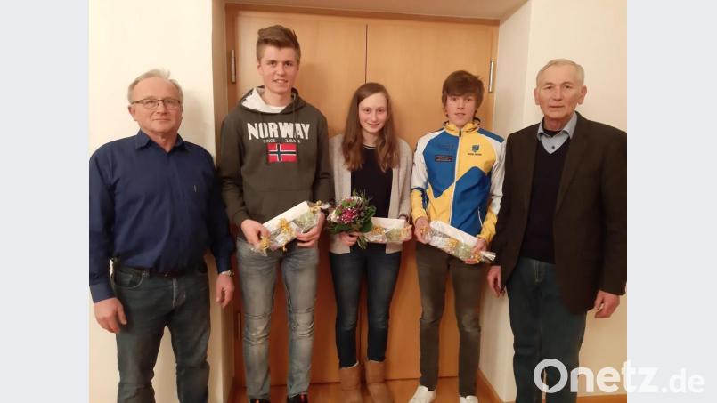 Von links: SC-Vorsitzender Sigurd Zapf, Marius Kastner, Selina Kastl, Luis Schwinger, zweiter Bürgermeister Karl-Heinz Glaser Bild: gis