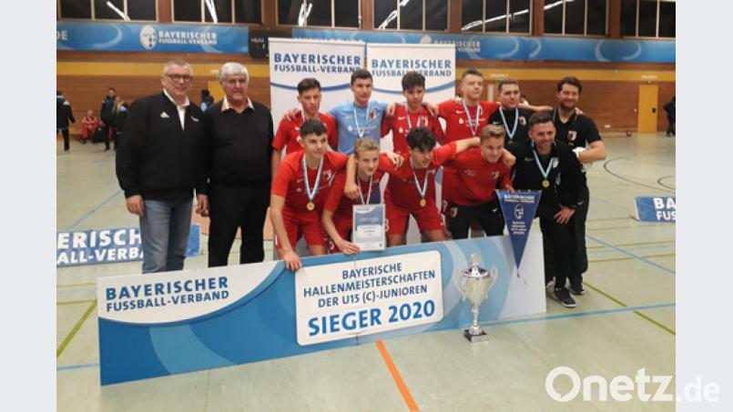 Der FC Augsburg ist Bayerischer Futsal-Meister bei den U15-Junioren. Ins Halbfinale zogen die bayerischen Schwaben nur ein, weil sie sich durch einen Treffer 14 Sekunden vor dem Ende mit 2:1 gegen die SpVgg SV Weiden behaupteten. Bild: BFV