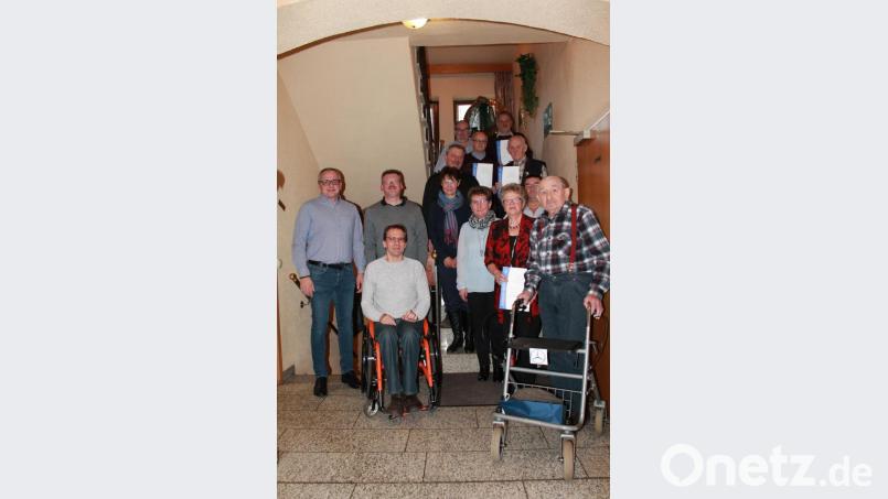 Stützen des VdK sind (oben, von rechts): Michael Seitz (25 Jahre beim VdK), stellvertretender Kreisvorsitzender Gerhard Wiedemann, (davor, von rechts) Willi Eichstätter (30 Jahre), 
 Erwin Philipp (30 Jahre), Josef Dötterl (20 Jahre), (vorne, von rechts) Josef Franz (25 Jahre), dahinter Vorsitzender Thomas Hacker, Erika Seebauer (25 Jahre), Andrea Kastner (20 Jahre) , Zweite Bürgermeisterin Gabi Hawranek, Zweiter Vorsitzender Alfred Mildner, Bürgermeister Hubert Kraus, (sitzend) Roland Bauer (25 Jahre). Bild: gma