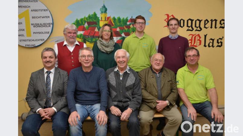 Konrad Reil aus Altenstadt (vorne, Mitte) freut sich über seine Ehrung bei der Roggensteiner Jugendkapelle. Er ist seit 35 Jahren dabei. 30 Jahre sind es mittlerweile auch bei Josef Kick aus Waldau (vorne, Zweiter von links). Bürgermeister Andreas Wutzlhofer (vorne, links) gehörte diesmal auch zu den Geehrten. Bild: dob
