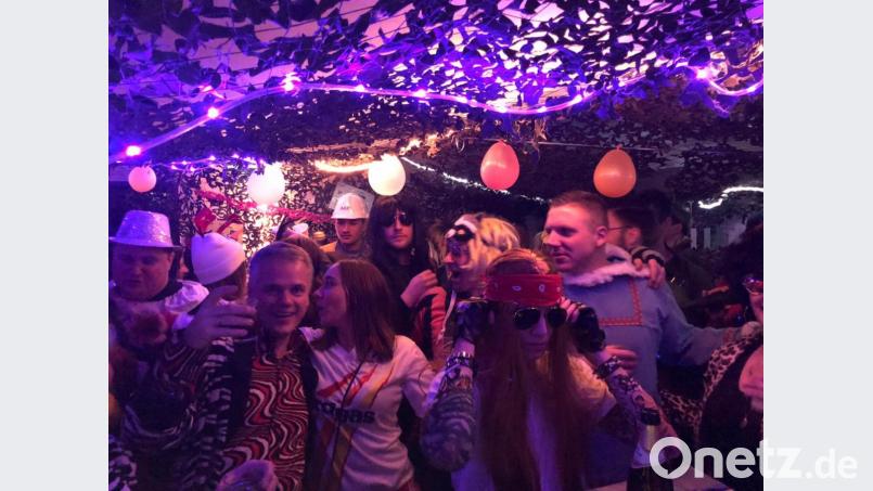 Der Sportlerfasching ist nach wie vor ein Renner. Ausgelassene Stimmung herrscht im voll besetzten Sportheim hinter der Burg. Bild: cro