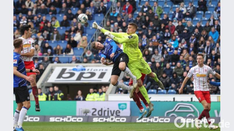 Jahn-Keeper Alexander Meyers (rechts) Fausabwehr zu kurz. Bild: Friso Gentsch/dpa
