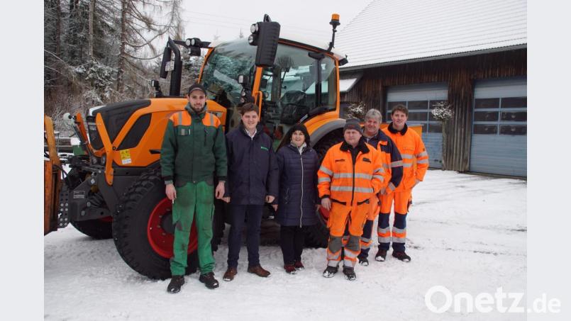 Bürgermeisterin Birgit Höcherl und Mitarbeiter des Bauhofs erhalten bei der Übergabe des neuen Allzweckfahrzeugs technische Erläuterungen durch Christoph Nißl (Baywa Winklarn) und Verkaufsleiter Tobias Ostermaier (von links). Bild: mmj