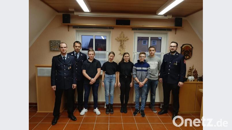 Kommandant Thomas Riebl und Vorsitzender Jens Gotthardt (von links) dankten dem Jugendwart Tobias Franz (rechts) für seine Arbeit und beglückwünschten die gewählten Jugendlichen für ihre Ämter. Bild: flt