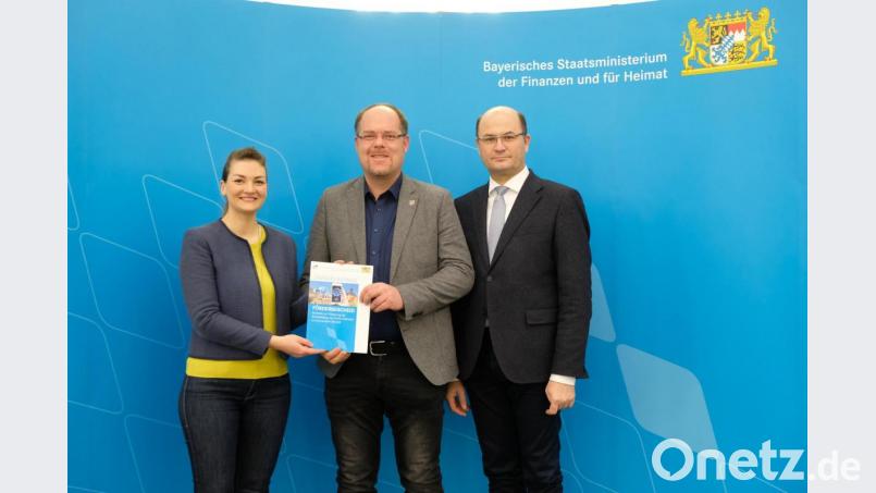 Die Minister Albert Füracker und Judith Gerlach überreichen den Förderbescheid an Bürgermeister Thorsten Hallmann. Bild: hal