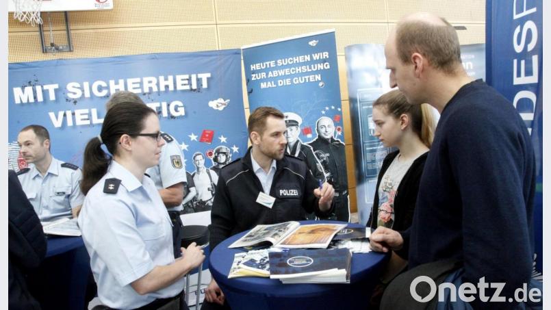 Markus und Hannah Berger (von rechts) informieren sich am Stand der Bundespolizei. Die Beamten Lisa Fiedler und Tobias Pfeiffer (von links) geben Auskunft. Bild: Hirsch