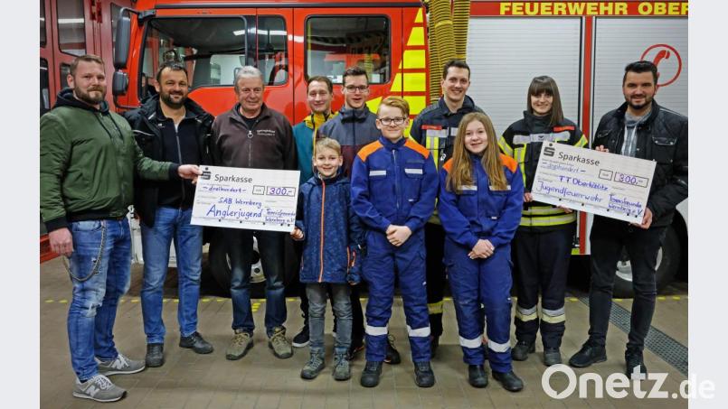 Freude herrscht bei den Jugendgruppen der Feuerwehr Oberköblitz und der Sportangler bei der Spendenübergabe der Tennisfreunde. Bild: twi