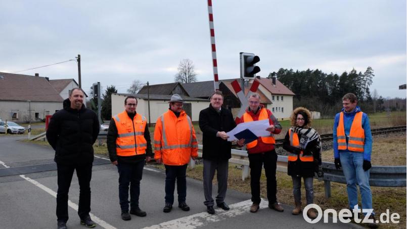 Bauamtsleiter Stefan Ertl (links) und Bürgermeister Hans-Martin Schertl (Vierter von links) informieren sich bei den Vertretern der Deutschen Bahn über das weitere Vorgehen. Bild: Stefanie Gradl