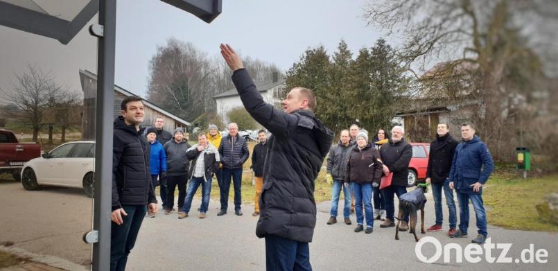 Die CSU-Mitglieder in Pittersberg machen sich beim Bushäuschen ein Bild der Lage: Es schützt unter anderem nicht ausreichend vor Wind und Wetter. Bild: wec