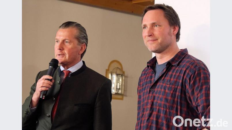 Freiherr Eberhard von Gemmingen-Hornberg (links) dankte Dr. Alexander Zimmermann vom Förderverein Naturpark Niederlausitzer Heidelandschaft (rechts) für seinen Vortrag zur Wiederansiedelung des Auerhuhns. Bild: bsc