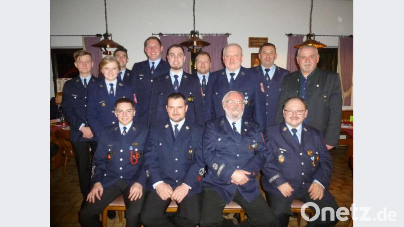 Mit dieser Truppe ist vernünftige Arbeit gewährleistet, sagt Bürgermeister Ludwig Biller und gratuliert (stehend, von rechts) Christian Hierold, Rajmund Buchmann, Andreas Biersack, Johannes Aigner, Julian Hartwig sowie den drei Beisitzern Dominik Callejon, Sabine Buchmann und Martin Haller. Vorne sitzend die verabschiedeten Mitarbeiter. Bild: bk