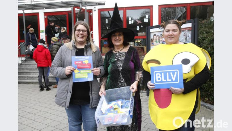 Maria Karg-Pirzer (Mitte), die Kreisvorsitzende des Bayerischen Lehrer- und Lehrinnenverbandes, Elternbeiratsvorsitzende Caroline Kranz (rechts) und Mitstreiterin Sabine Kraus (links). Bild: Hirsch