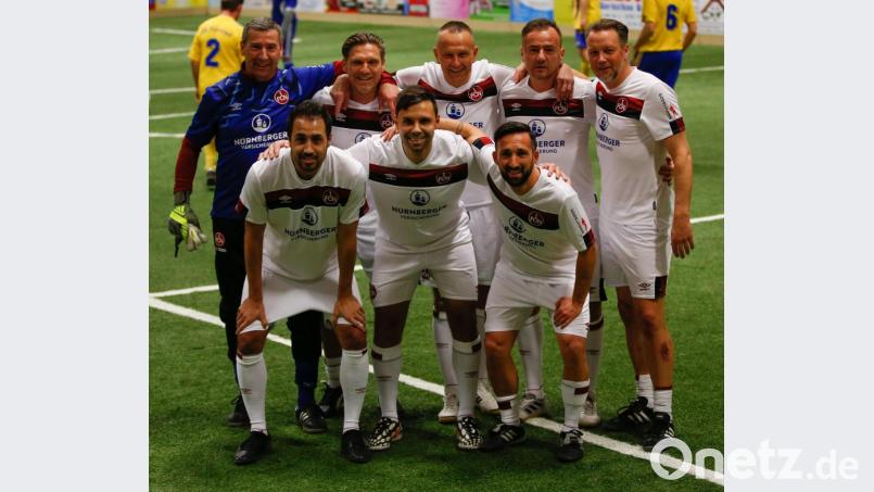 Das siegreiche Team, die Allstars vom 1. FC Nürnberg, mit seinem Kapitän Thomas Ziemer (hinten Zweiter von rechts). Bild: mr