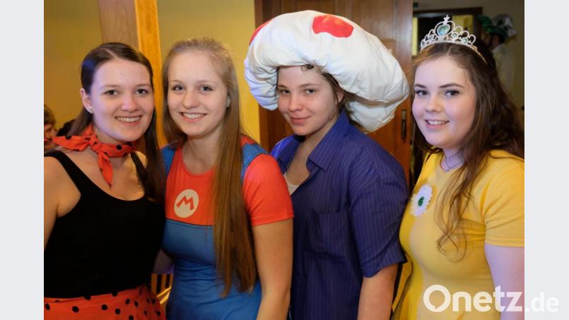 In fesche Kostüme haben sich die Mädels geworfen. Bild: do