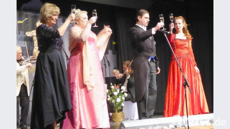 Ein Gläschen Sekt auf die Zuschauer von Moderatorin Ursula Meistner, Sopranistin Leanan de Montiel, Tenor Mila Wilden und Sopranistin Ginger McFerrin (von links). Bild: Schönberger, Ferdinand [fsb]