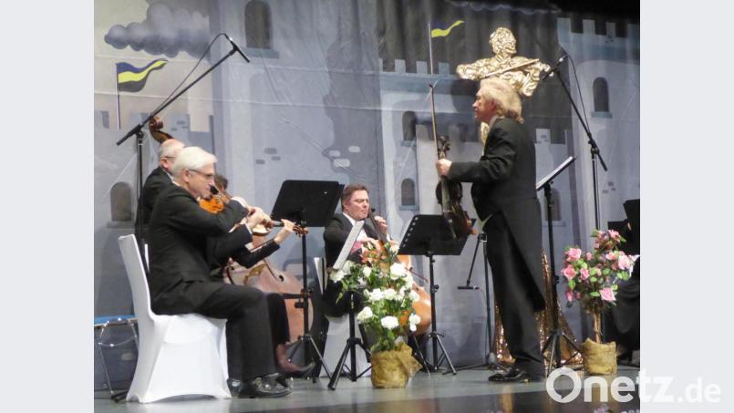 Wenzel Plasil dirigiert sein Gala Sinfonie Orchester. Bild: Schönberger, Ferdinand [fsb]