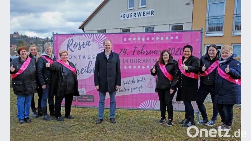 Bürgermeister Konrad Kiener und das Weiberkomitee vor dem Werbebanner zum Rosenmontagstreiben. Dritte von rechts Sprecherin Helga Burkhard. Bild: twi