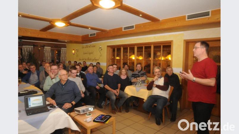 Dipl.-Ing. Stephan Korb (rechts) referierte bei der Freien Wählergemeinschaft Parkstein mit Bürgermeisterkandidat Reinhard Sollfrank (Mitte) zum Thema Erneuerbare Energien. Bild: bey
