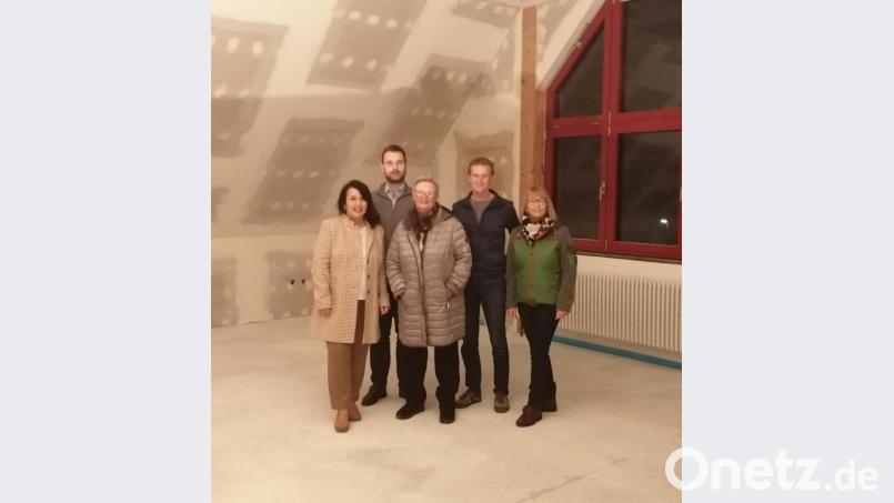 Ammerthals Bürgermeisterin Alexandra Sitter sieht sich das neue Zuhause des Ammerthaler Heimat- und Kulturvereins im Obergeschoss der Feuerwehr an. Bild: exb