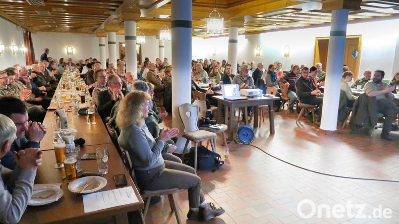Das Interesse an der Jahrestagung des Arbeitskreis Luchs Nordbayern war gewaltig. Die bereitgestellten Stühle im großen Saal der „Schlossschänke“ reichten nicht. Bild: bsc