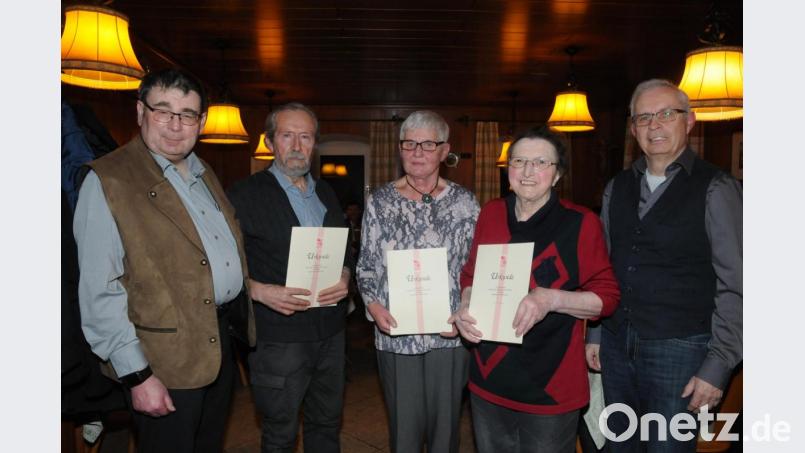 Präses Stadtpfarrer Pater Hans Ring (links) und KAB-Vorsitzender Hans Müllhofer (rechts) ehren die langjährigen Mitglieder Johann Biehler (40 Jahre) sowie Irmgard Puff und Erika Weig (beide 50 Jahre, von links). Bild: bey