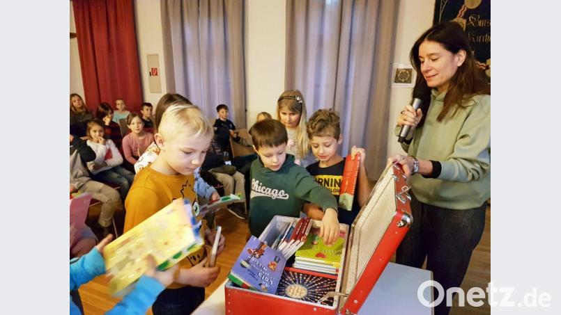 Kinderbuchautorin Isabel Abedi hat für Zweit- bis Viertklässler der Kirchenthumbacher Grundschule viele tolle Bücher dabei. Bild: ü