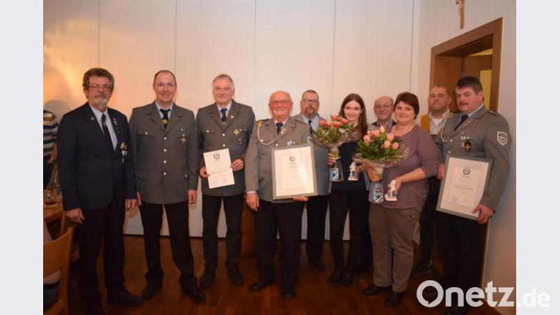 Die Soldaten- und Kriegerkameradschaft Altendorf ehrt verdiente Vereinsmitglieder. Auszeichnungen erhielten (mit Urkunde von links) Alois Prey, Johann Lottner und Josef Fischer. Melanie Fischer und Rosina Fischer wurde mit Blumen gedankt. Zur Auszeichnung gratulierte die Führungsmannschaft der SKK und Bürgermeister Georg Köppl. Bild: bnr