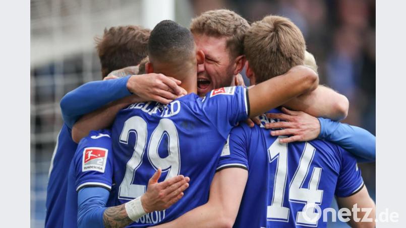 Bielefelds Torschütze Cebio Soukou (links) feiert seinen Treffer zum 1:0 mit Fabian Klos (Mitte) und Joan Simun Edmundsson (rechts). Bild: Friso Gentsch/dpa