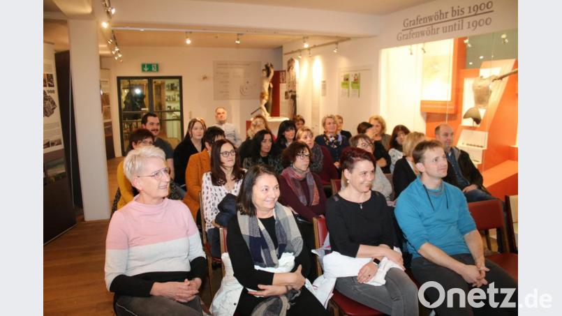 Zahlreiche Zuhörer lauschen den Ausführungen von Coach Michael Tiefel. Bild: sne