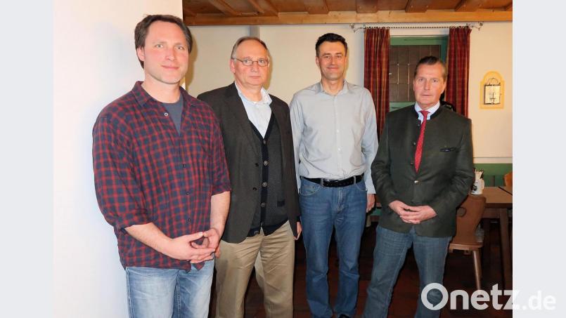 Bei der Jahrestagung des Arbeitskreis Luchs Nordbayern freute sich (von rechts) Vorsitzender Freiherr Eberhard von Gemmingen-Hornberg über die Anwesenheit der Experten, Manfred Wölfl vom Bayerischen Landesamt für Umwelt, Geschäftsführer der Wildland-Stiftung Bayern, Eric Imm vom Bayerischen Jagdverband und Dr. Alexander Zimmermann vom Förderverein Naturpark Niederlausitzer Heidelandschaft. Bild: bsc