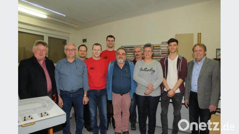 Zweiter Bürgermeister Erich Sperber (links) und Stadtrat Werner Sauer (rechts) leiten die Neuwahlen. Neuer Vorsitzender ist Heinrich Bergler, neuer 2. Vorsitzender Michael Müller, als Schriftführer wurde Georg Forster, als Kassiererin Heidi Schinnner und als Jugendleiter Konstantin Köferl (vordere Reihe von links) wieder gewählt. Beisitzer sind Erhard Stark, Reinhard Lehner und Holger Schinner (hintere Reihe von links). Bild: bey