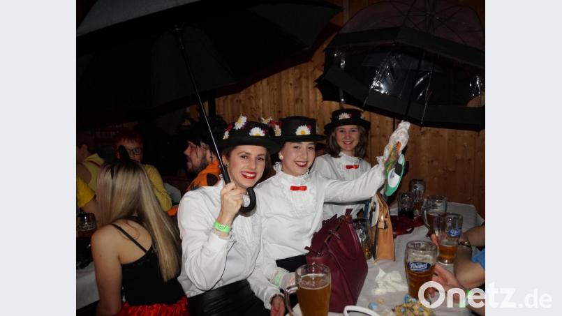 Mit Schirm und Blümchen-Hut: Kindermädchen Mary Poppins gab es gleich in mehrfacher Ausfertigung. Bild: weu