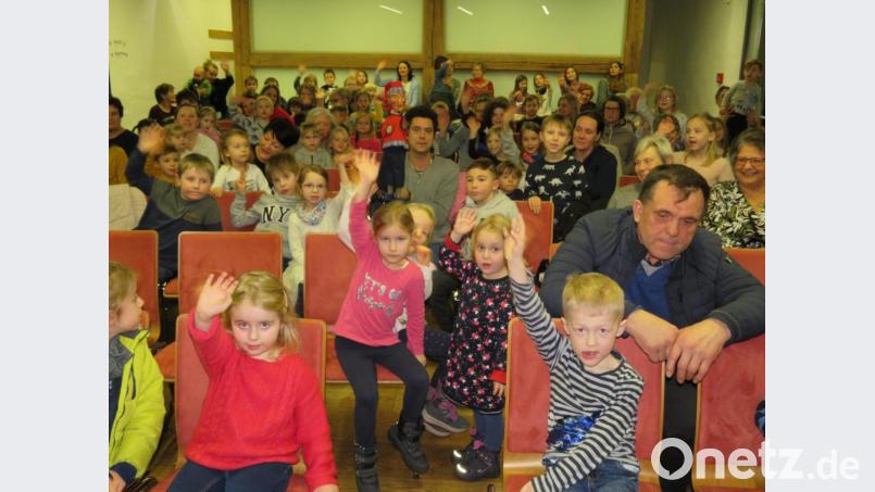 Vor der Vorstellung mischt sich der Kasperl unter die Kinder. Bild: adj