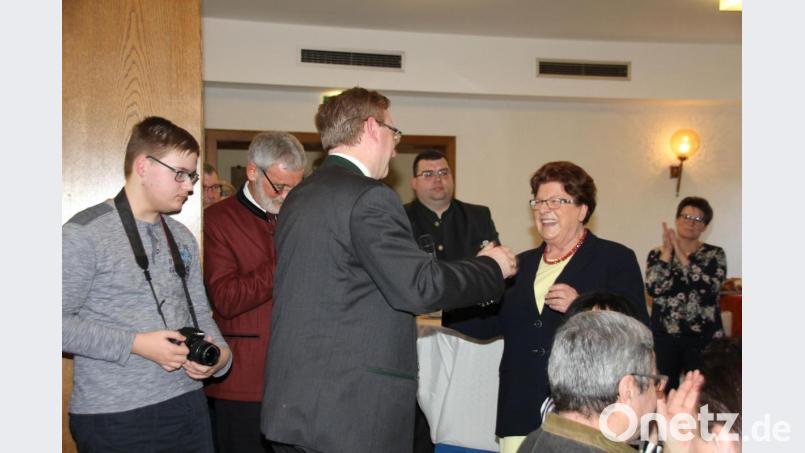 Wiedersehen unter politischen Freunden: Die frühere Landtagspräsidentin Barbara Stamm (Zweite von rechts) war zu Alexander Flierls 50. Geburtstag gekommen. Bild: frd