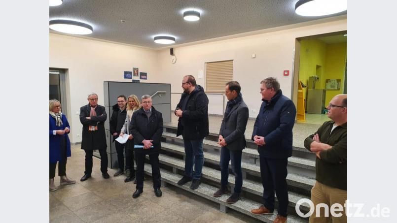 Dieter Mußemann (Fünfter von links) und seine Stadtratskollegen beim Ortstermin. Bild: tne