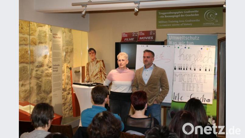 Die Vorsitzende der Arbeitsgemeinschaft sozialdemokratischer Frauen Conny Spitaler und Coach Michael Tiefel erklären Ängste und Selbstwert. Bild: sne