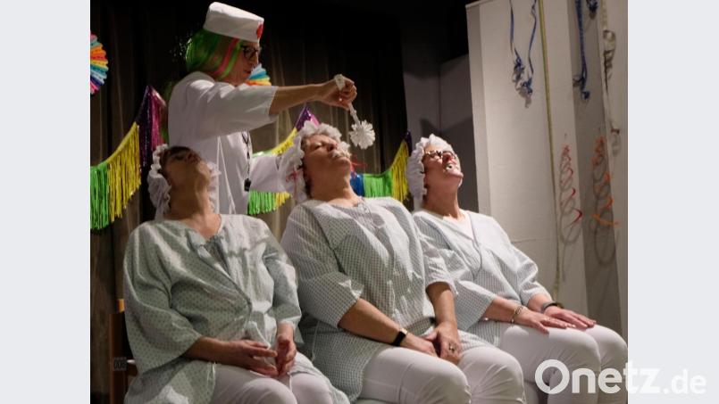 Lachsalven ohne Ende gab es beim Sketch „ Sparmaßnahmen im Altenheim „ durch das Team von Marlene Noetzel. Sitzend von links: Vroni, Christine und Inge. Stehend Marlene. Bild: le