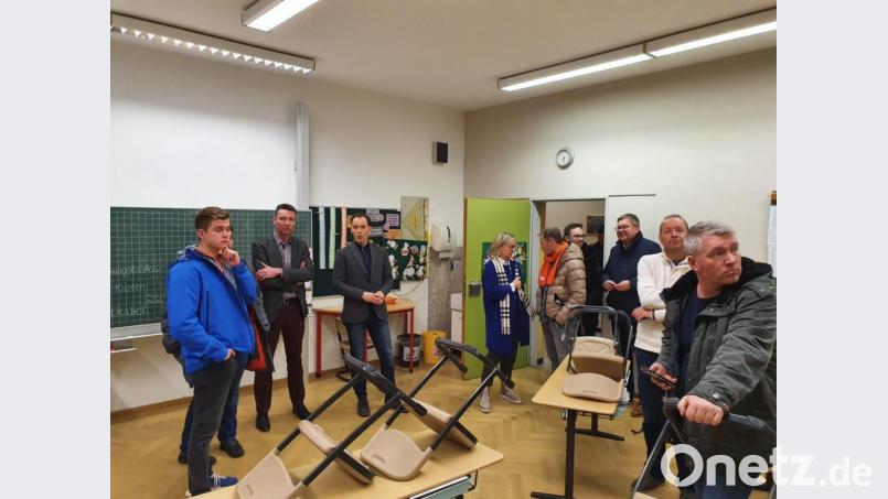 Die CSU besichtigte die Schule Ammersricht. Bild: tne