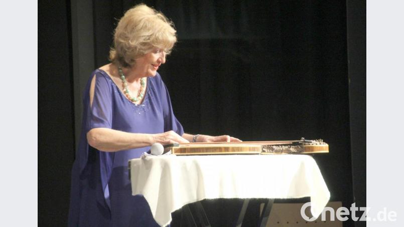 Moderatorin Ursula Meistner kann auch Zither. Bild: Schönberger, Ferdinand [fsb]