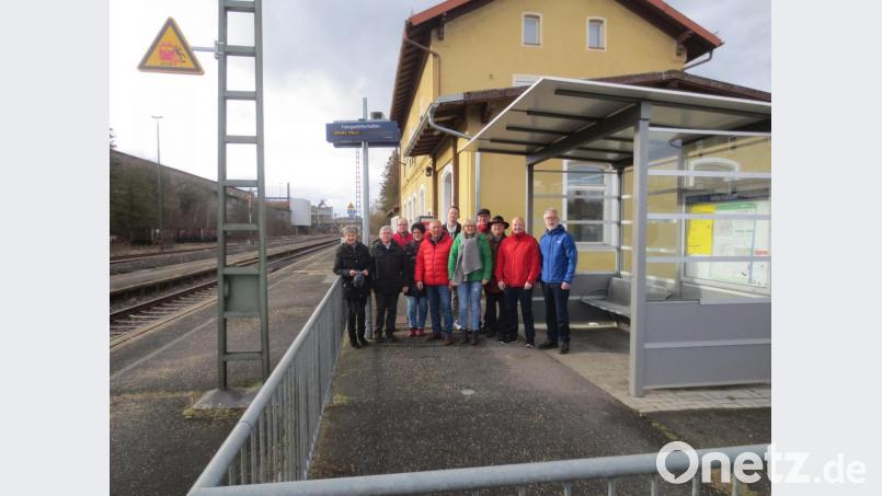 Die SPD-Stadtratsfraktion und ihre -kandidaten fordern von der Bayerischen Eisenbahngesellschaft eine Aufwertung des Rosenberger Bahnhofes. Bild: gsh
