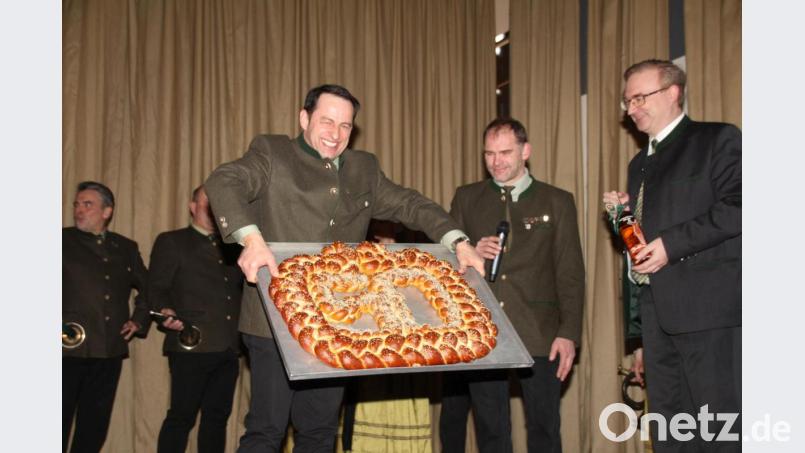 Riesenbreze mit der Zahl 50 in der Mitte: Das Geschenk der Jäger-Kreisgruppe Oberviechtach symbolisierte den 50. Geburtstag des Stimmkreisabgeordneten im Bayerischen Landtag, Alexander Flierl (rechts). Bild: frd
