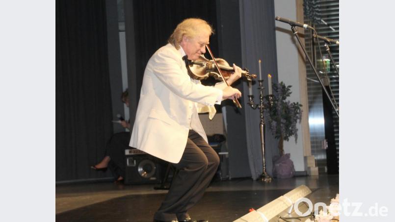 Geigenvirtuose Wenzel Plasil bei einem seiner Bravourstücke. Bild: Schönberger, Ferdinand [fsb]