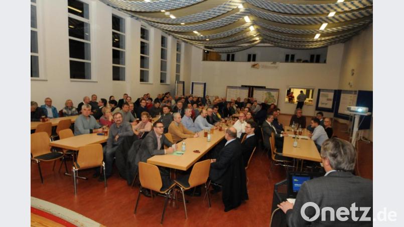 Bürgermeister, Hausherr und Vorsitzender der ILE Naturparkland, Reiner Gäbl, verspricht sich in der Auftaktversammlung des Zusammenschlusses der "Elf Freunde" erhebliche Vorteile bei der Umsetzung komunaler Vorhaben. Bild: bey