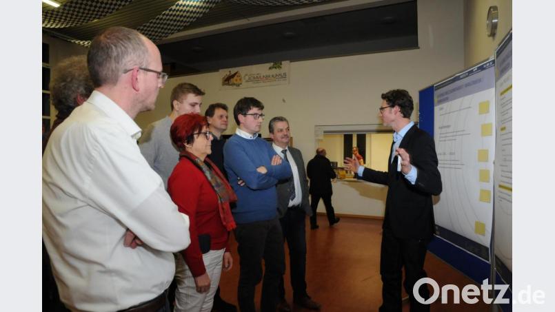 Jens Gerhardt (rechts) stellt an den großen Schautafeln die bisherigen Erkenntnisse aus den elf Kommunen vor. Bild: bey