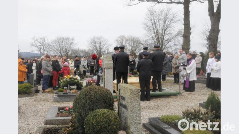 Eine große Trauergemeinde nimmt am offenen Grab Abschied von Renate Tölzer. Bild: bey