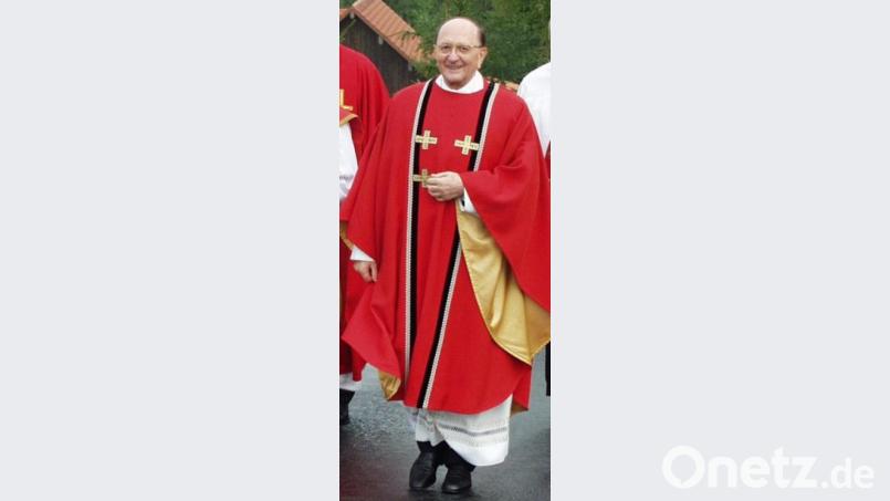 Studiendirektor Georg Gollwitzer kehrte gerne in seinen Heimatort zurück. Vor allem der Bau der neuen Marienkapelle "Mariä Geburt" erfreuten den Priester und gerne kam er zu den Patroziniumsfeiern. Jetzt ist er mit fast 95 Jahren verstorben. Bild: dob